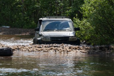Araba nehirden karşıya geçiyor.