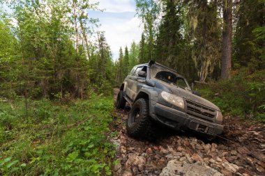 Araba off-road 'da sıkıştı.