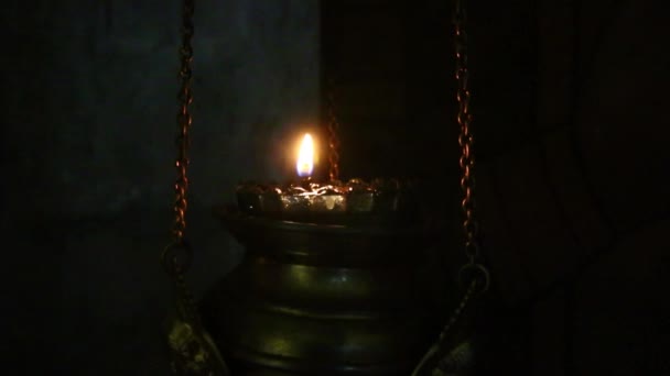 Eine Kerze Brennt Einem Kerzenständer — Stockvideo