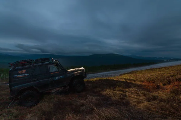 Uaz Climbs Mountain Night — Stock Photo, Image