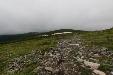 Dağ geçidinde toprak yol
