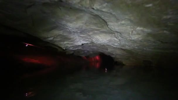 Kumistavi Barlangban Hajóval — Stock videók