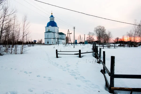 Chiesa Bianca Nel Villaggio Inverno — Foto Stock