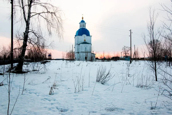 Weiße Kirche Dorf Winter — Stockfoto