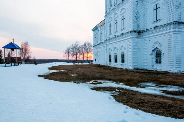 Igreja Branca Aldeia Inverno — Fotografia de Stock