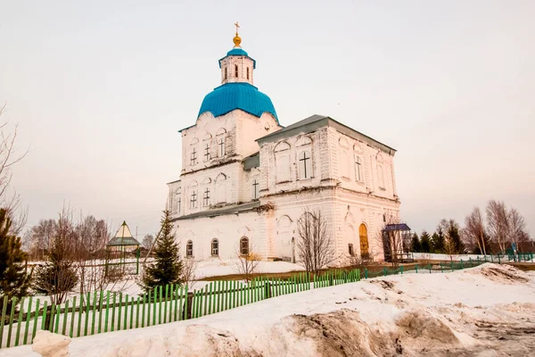 Köydeki Beyaz Kilise Kışın — Stok fotoğraf