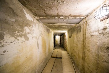 Binanın altındaki uzun taş tünel.