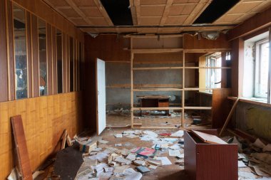 Terk edilmiş bir binada kirli bir oda.