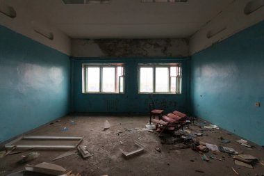 Terk edilmiş bir binada kirli bir oda.