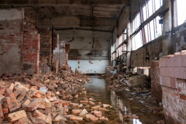 Terk edilmiş ve yok edilmiş bir fabrikanın binası.