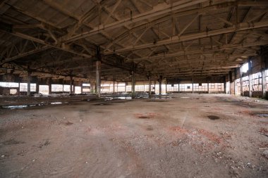 Terk edilmiş bir binada kirli bir oda.