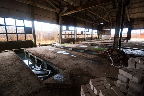 放棄された建物の汚い部屋 — ストック写真