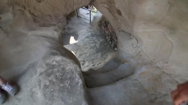 Κάθοδος Στη Σπηλιά Της Πόλης — Αρχείο Βίντεο