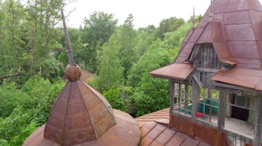 Ormandaki terk edilmiş ahşap köşk.