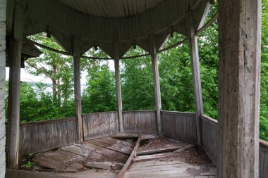 Tahta bir evin verandası.