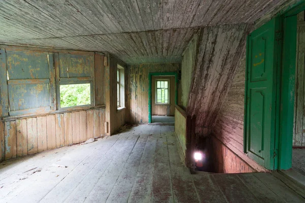 Quarto Uma Casa Madeira Abandonada — Fotografia de Stock