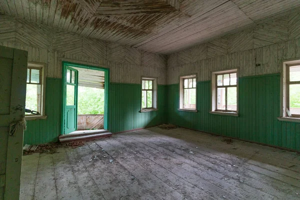 一间废弃的木屋里的房间 — 图库照片