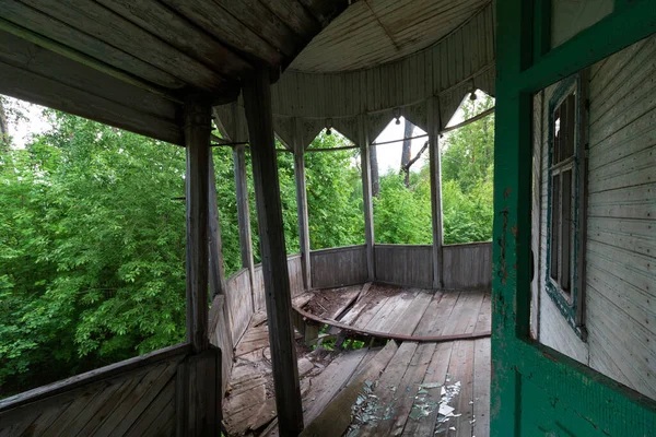 Varanda Inclinada Uma Casa Madeira — Fotografia de Stock