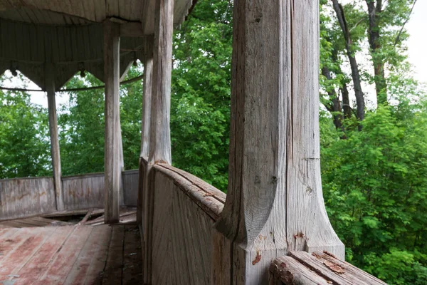 Torre Madeira Abandonada Floresta — Fotografia de Stock