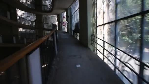 Escalade Escalier Colimaçon Dans Bâtiment Abandonné — Video