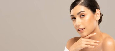 Güzel Asyalı kadınlar yumuşak çene derisine dokunuyor..