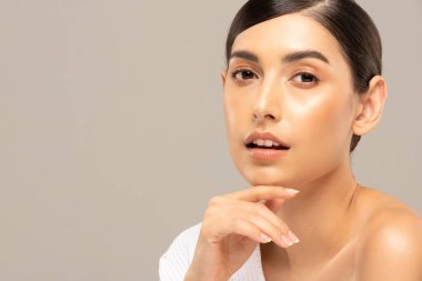 Güzel Asyalı kadınlar yumuşak çene derisine dokunuyor..