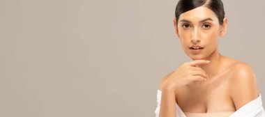 Güzel Asyalı kadınlar yumuşak çene derisine dokunuyor..