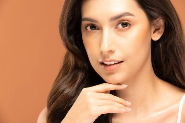 Güzel Asyalı kadınlar yumuşak çene derisine dokunuyor..