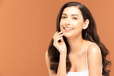 Güzel Asyalı kadın portresi. Cilt bakımlı ve sağlıklı..