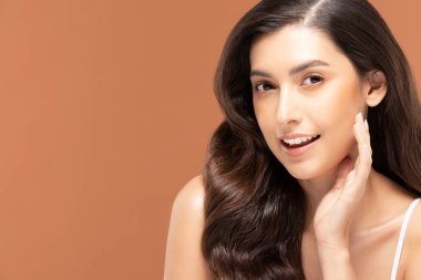 Güzel Asyalı kadınlar yumuşak çene derisine dokunuyor..