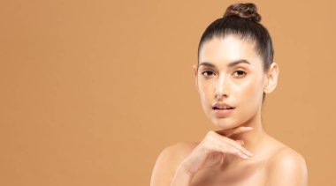 Güzel Asyalı kadınlar yumuşak çene derisine dokunuyor..