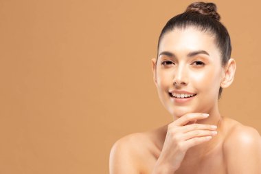 Güzel Asyalı kadınlar yumuşak çene derisine dokunuyor..