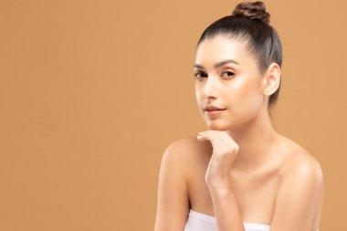 Güzel Asyalı kadınlar yumuşak çene derisine dokunuyor..