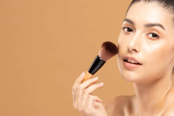 Belleza Mujer Asiática Sostener Maquillaje Cepillo Alegre Con Maquillaje Cepillo — Foto de Stock