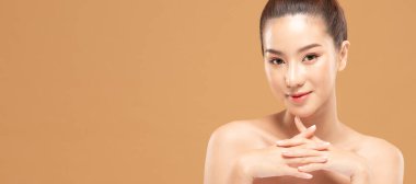 Güzel Asyalı kadınlar yumuşak çene derisine dokunuyor..