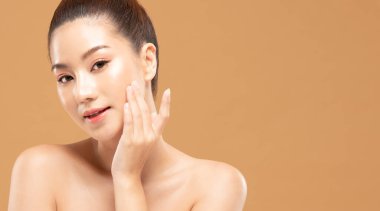 Güzel Asyalı kadınlar yumuşak çeneye dokunuyor. Yakından yüz güzelliği..