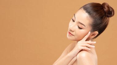 Güzel Asyalı kadın portresi. Cilt bakımlı ve sağlıklı..