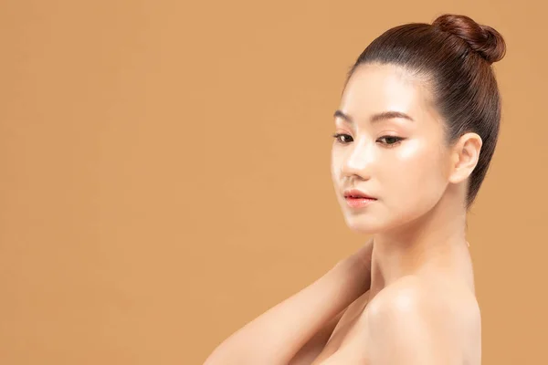 美アジアの女性の肖像画顔とともにスキンケア健康と肌 — ストック写真