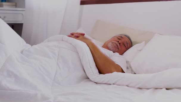 Azji Starszy Mężczyzna Spać Słodki Sen Łóżku — Wideo stockowe