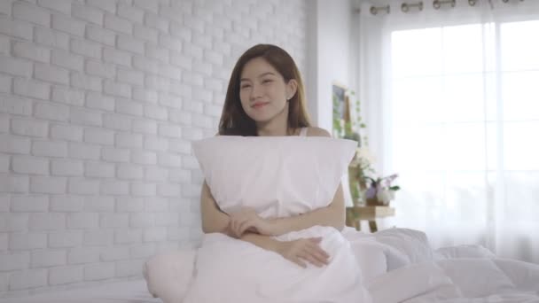 아시아 여성들은 침대에서 행복하게 일어나고 웃는다 — 비디오