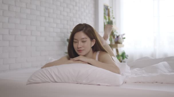 Ázsiai Nők Felébredni Boldog Mosolyogni Fehér Ágy Hálószobában — Stock videók