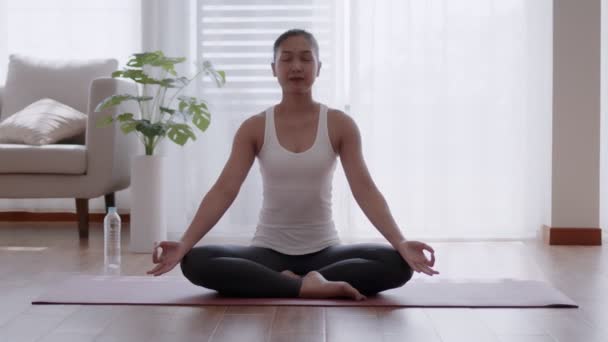 Mulher Asiática Praticando Ioga Meditando Casa — Vídeo de Stock