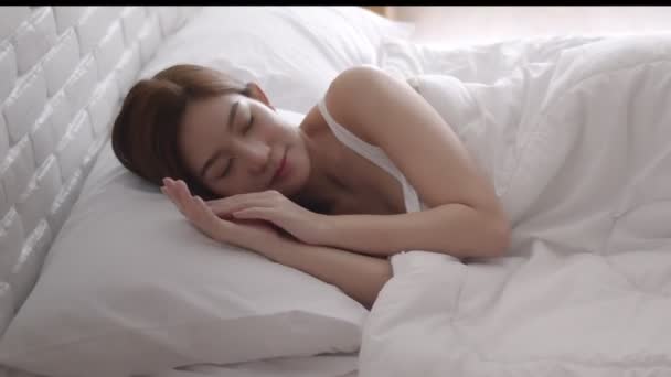 Wanita Asia Tidur Dan Mimpi Indah Tempat Tidur Putih Kamar — Stok Video