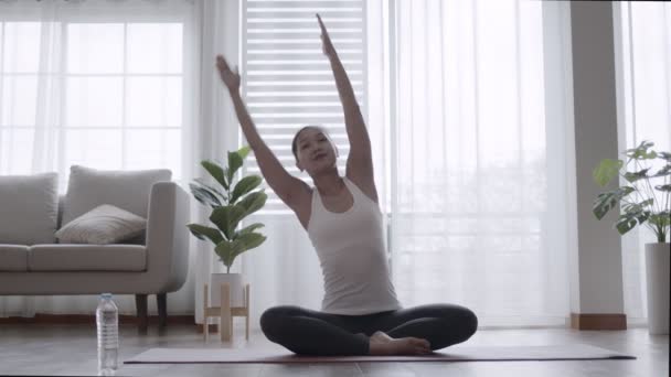Asyalı Kadın Evde Pilates Yoga Yapıyor — Stok video