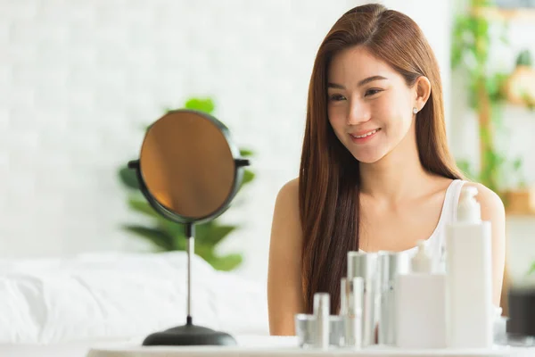 Belleza Mujer Asiática Comprobar Cara Después Maquillaje — Foto de Stock