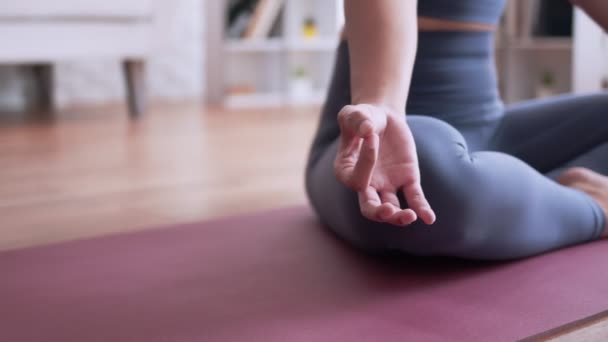 Asiatico Donna Pratica Meditazione Yoga Casa — Video Stock