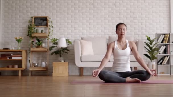 Asiatico Donna Pratica Meditazione Yoga Casa — Video Stock