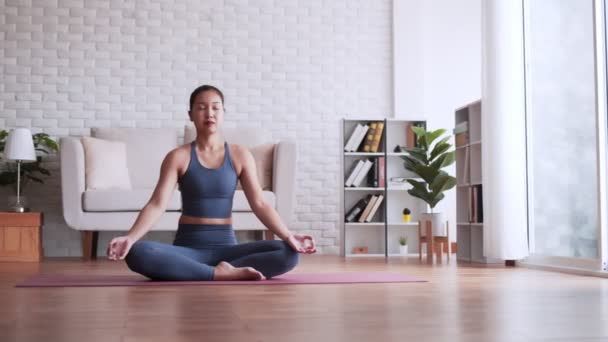 Asiatico Donna Pratica Meditazione Yoga Casa — Video Stock