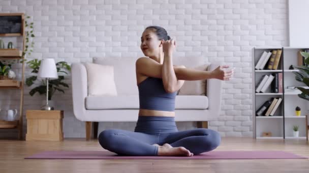 Азійська Жінка Яка Займається Фізкультурою Йоги Вдома — стокове відео