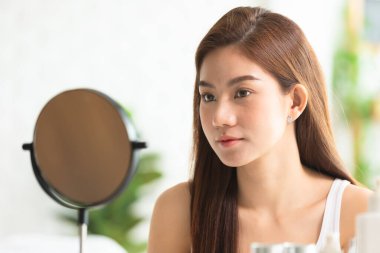 Güzel Asyalı kadın sabah makyajını yapar..